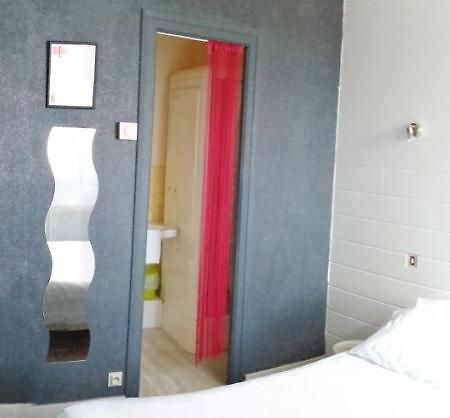 Hotel Les Voyageurs à Vairé Extérieur photo