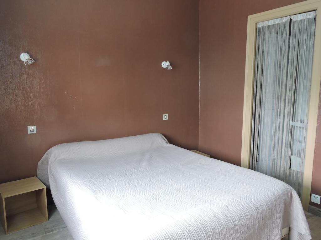 Hotel Les Voyageurs à Vairé Extérieur photo